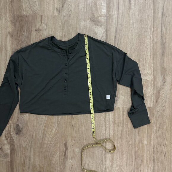 Vuori Avalon Henley in Oregano - XS - Picture 5 of 5